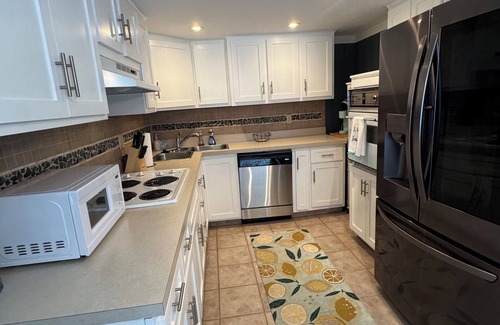 Fremont Cottage | Cozy Lakefront Cottage With Breathtaking Sunsets!