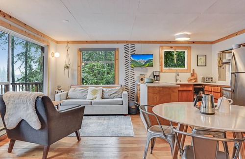 Grapeview Cabin | Cozy Lakeside Cabin with Modern Amenities