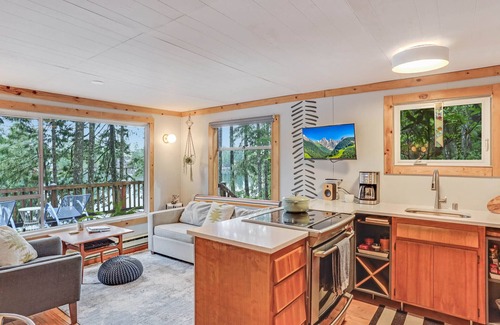 Grapeview Cabin | Cozy Lakeside Cabin with Modern Amenities