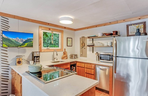 Grapeview Cabin | Cozy Lakeside Cabin with Modern Amenities