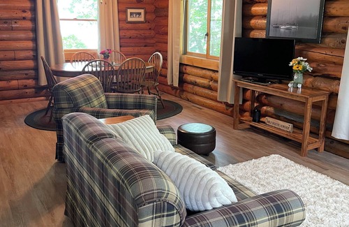 Turtle Lake Cabin | Cozy lakeside log cabin on Horseshoe Lake with year-round fishing & WiFi