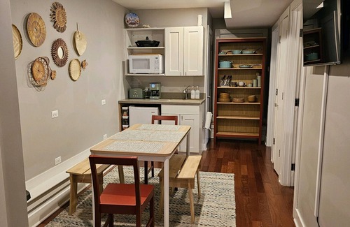 Lakeview Condo | Cozy Lakeview Condo