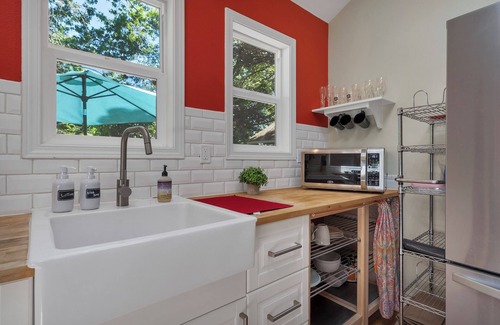 Southeast Salem Cottage | Cozy Lilly Cottage in Salem