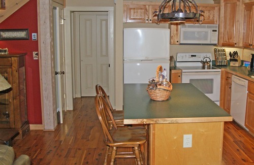 Seven Devils Cabin | Cozy log cabin available for Thanksgiving. Price recently reduced.