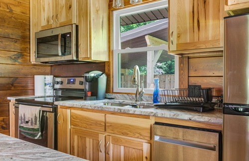 Champion Cabin | Cozy Log Cabin with Hot Tub