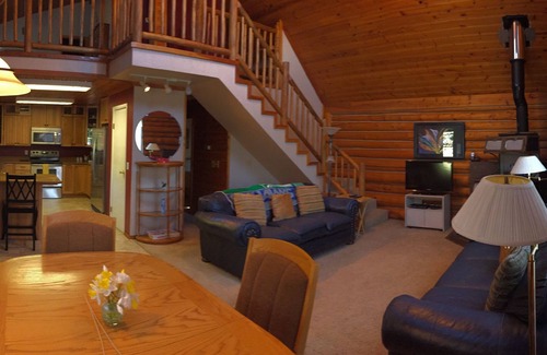 Healy House | Cozy Log Home Close to Denali National Park, Activities, Services & Restaurants