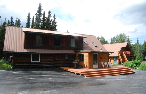 Healy House | Cozy Log Home Close to Denali National Park, Activities, Services & Restaurants