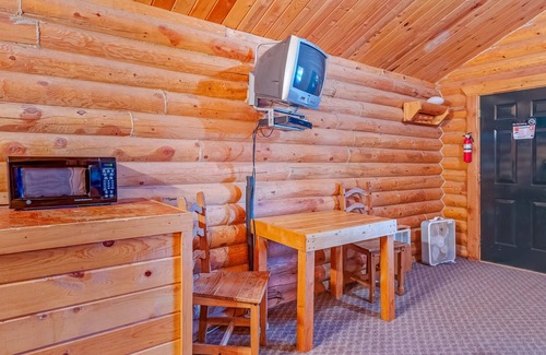 St. Charles Cabin | Cozy log studio with large front deck & kitchenette