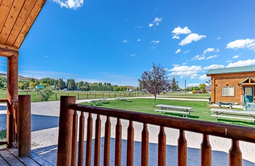 St. Charles Cabin | Cozy log studio with large front deck & kitchenette
