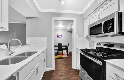 Braeswood Place Apartment | Cozy Medical Center Luxury Vegas Styled Home NRG