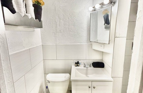 Bryant Apartment | Cozy Mini House by the Lake 11