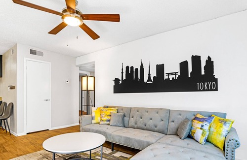 Riverside Apartment | Cozy, Modern 2B | Pool, Gym, Fast WiFi | Work/Play