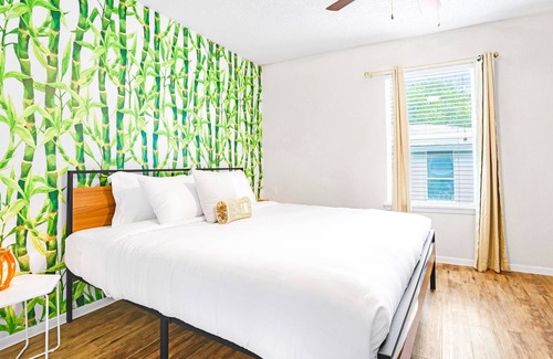 Riverside Apartment | Cozy, Modern 2B | Pool, Gym, Fast WiFi | Work/Play