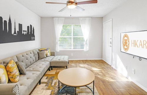 Riverside Apartment | Cozy, Modern 2B | Pool, Gym, Fast WiFi | Work/Play