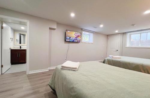 Clanton Park House | Cozy & Modern Ensuite Basement Rooms - Steps to Subway & Downsview Rogers Stadium