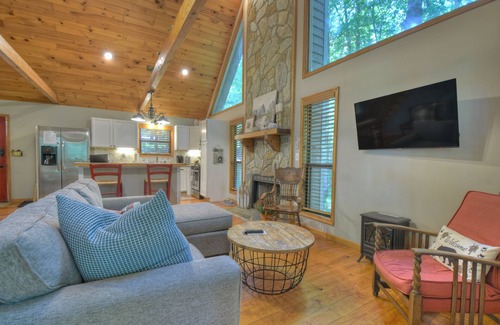 Walnut Mountain House | Cozy Mountain Retreat with Hot Tub, Wifi, and Community Amenities!