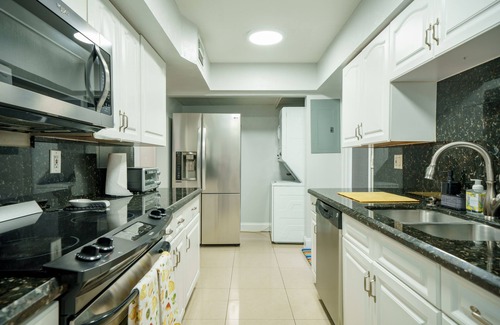 Tamarac House | Cozy Newly Re-done 3BD + 2 BTHS w Large Pool and private backyard !