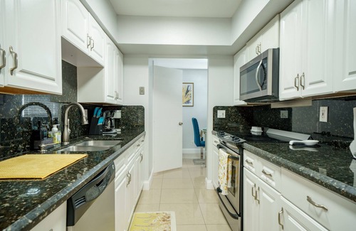 Tamarac House | Cozy Newly Re-done 3BD + 2 BTHS w Large Pool and private backyard !