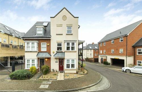 Bromley Common and Keston House | COZY One Bedroom Apartment With OWN LOUNGE and BATHROOM in SHARED House 2nd Floor With WIFI AND LOVELY LANDSCAPE VIEW