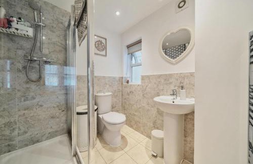 Bromley Common and Keston House | COZY One Bedroom Apartment With OWN LOUNGE and BATHROOM in SHARED House 2nd Floor With WIFI AND LOVELY LANDSCAPE VIEW