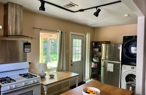 Chestnut House | Cozy & pet friendly! Perfect Location, Mueller/MLK station.