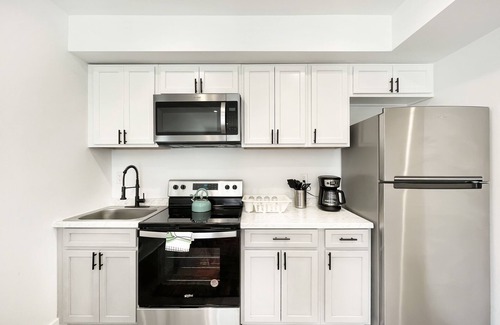 Petworth Bed & Breakfast | Cozy Petworth Stay with Balcony & Courtyard View