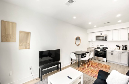 Petworth Bed & Breakfast | Cozy Petworth Stay with Balcony & Courtyard View