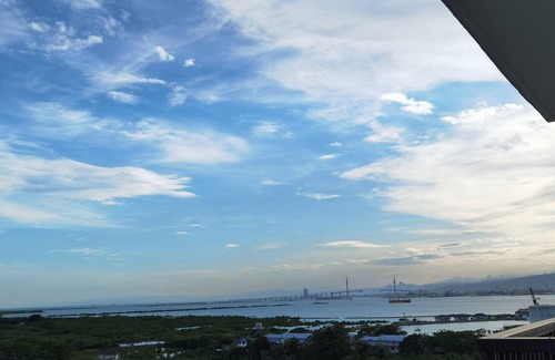 Lapu-Lapu Condo | COZY PLACE IN MACTAN W/POOL, WIFI, NETFLIX - 10 min to the Airport!