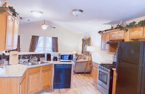 Port Arthur House | Cozy Private Bedroom I 0.5ml Refinery I 0.1ml Lamar