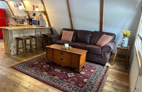 Crescent House | Cozy & Private Cabin in the woods!