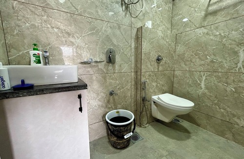 Marol Apartment | Cozy Private Room, 2BHK Stay in Powai, Room in an Apartment,