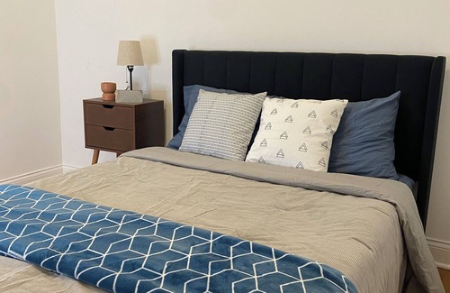 Back of the Yards Apartment | Cozy Private Room in an Apartment in welcoming Chicago