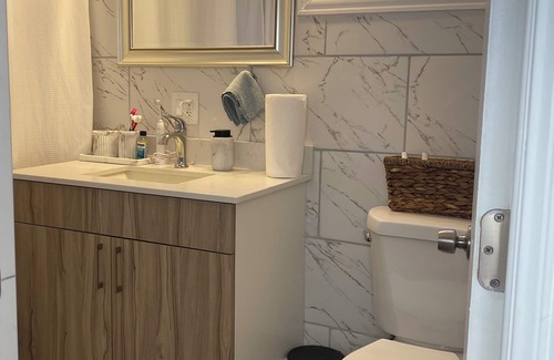 Back of the Yards Apartment | Cozy Private Room in an Apartment in welcoming Chicago