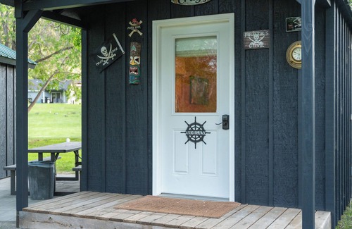 Orondo Cabin | Cozy Queen Cabin Retreat at Pirates Cove | River Access + Bathhouse