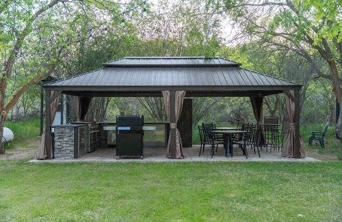 Orondo Cabin | Cozy Queen Cabin Retreat at Pirates Cove | River Access + Bathhouse