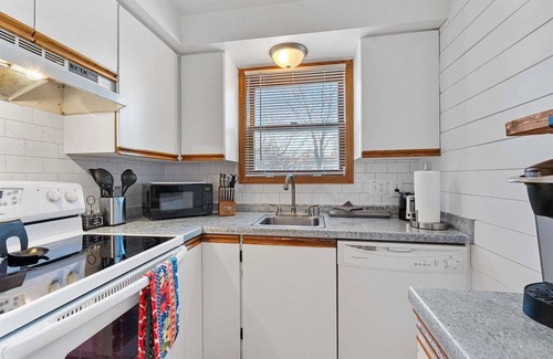 Green Bay House | Cozy, quiet, & convenient 2-bedroom house with WiFi & AC in vibrant Green Bay