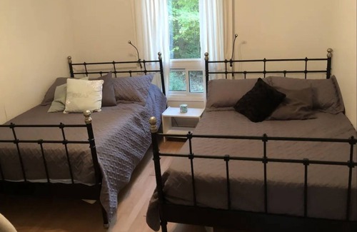 Point Clark Cottage | Cozy, quiet cottage 5min walk to beach with all home amenities