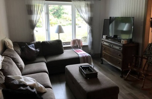 Point Clark Cottage | Cozy, quiet cottage 5min walk to beach with all home amenities