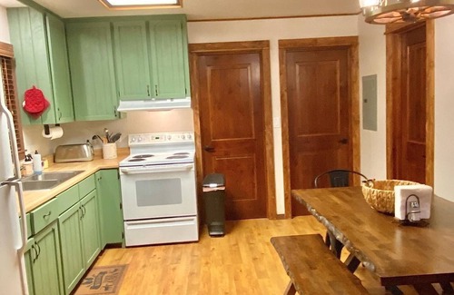 Heber Cabin | Cozy, quiet picturesque cabin in the pines & perfect escape from the heat!