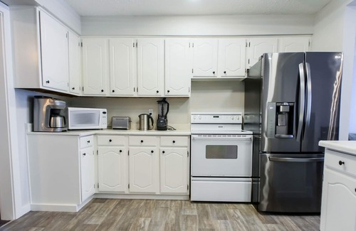 Dashwood House | Cozy Retreat by the Lake - Perfect for Families and Groups