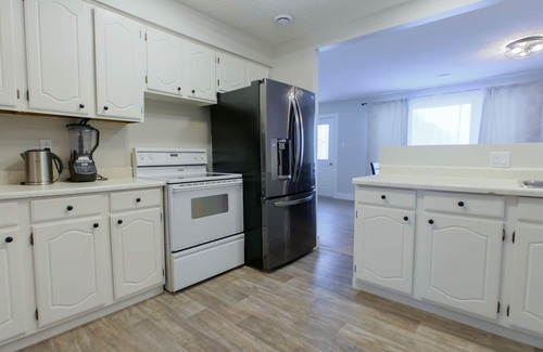 Dashwood House | Cozy Retreat by the Lake - Perfect for Families and Groups