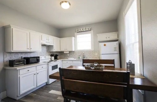 San Jacinto Cottage | Cozy Retreat with Large Game Room. Only Minutes to the Beach and the Strand.