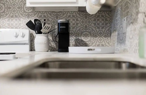 San Jacinto Cottage | Cozy Retreat with Large Game Room. Only Minutes to the Beach and the Strand.