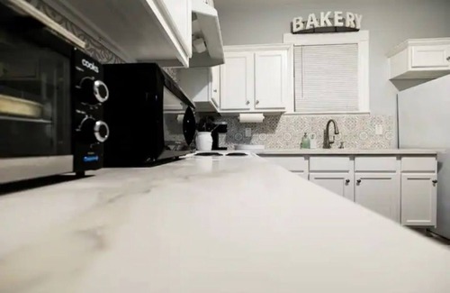 San Jacinto Cottage | Cozy Retreat with Large Game Room. Only Minutes to the Beach and the Strand.