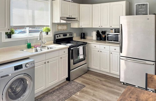 Fort Erie Apartment | Cozy Retreat with Netflix & Work Desk