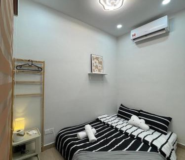 Taman Century House | Cozy Room 2pax #1min walk to KSL #Bathroom