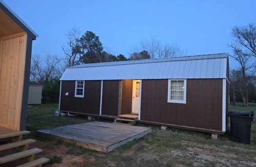 Leary Cabin | Cozy rustic tiny home! Just off of interstate 30, it's 5 minutes from Texarkana.