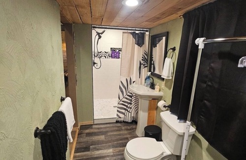 Leary Cabin | Cozy rustic tiny home! Just off of interstate 30, it's 5 minutes from Texarkana.