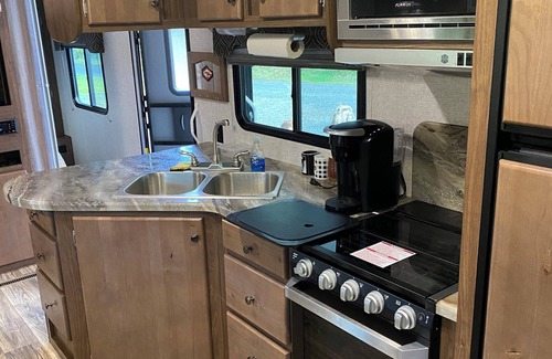Cohassett Beach House | Cozy RV with AC and WiFi for ‘glamping’ in Westport, a short walk to the beach.