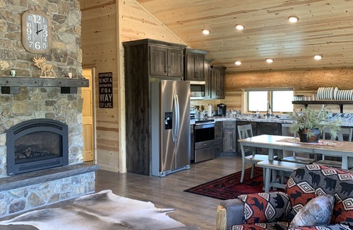 Island Park House | Cozy snowmobilers retreat below Mt Jefferson.